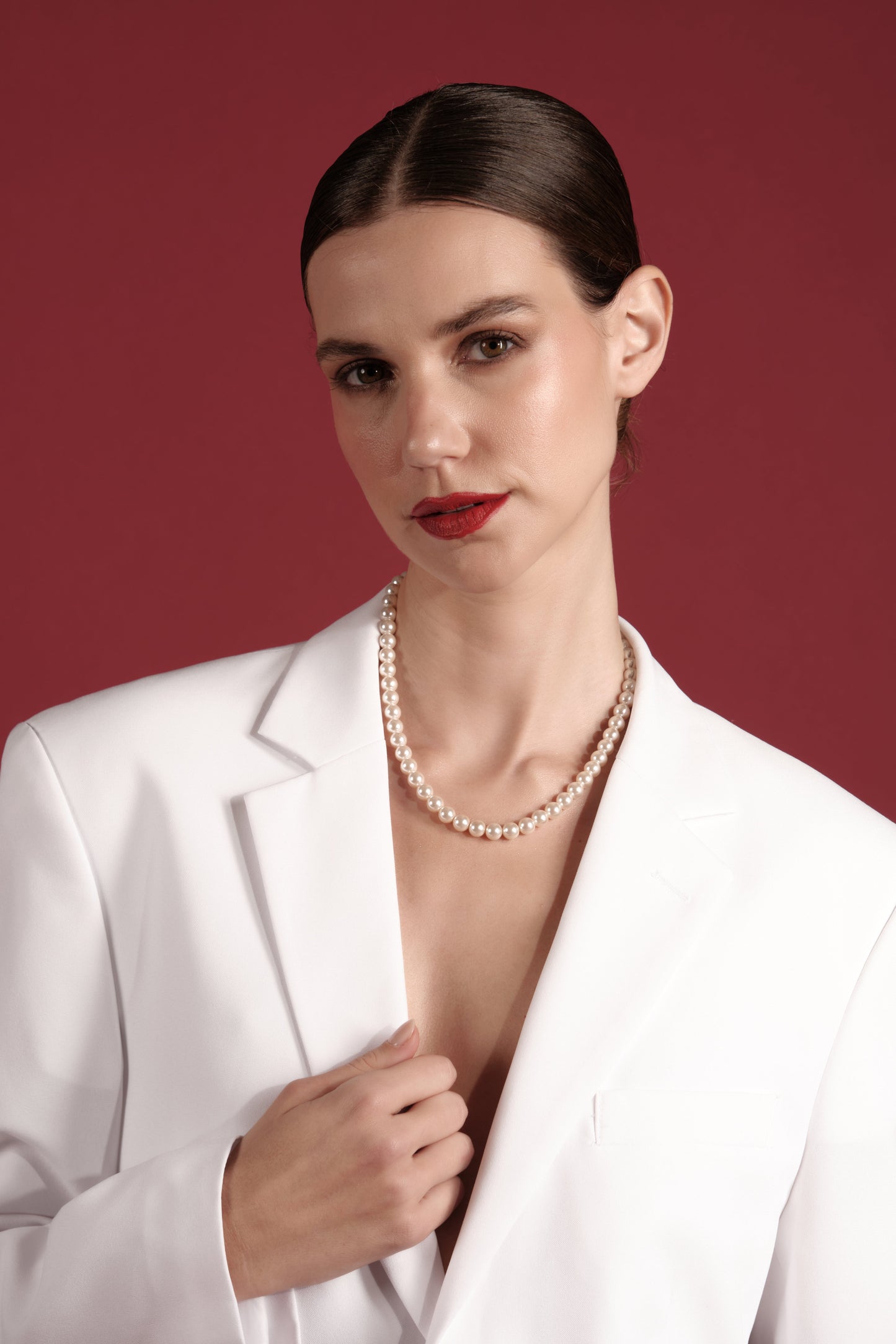 Model wearing La Perle Moderne 45cm faux pearl necklace with magnetic closure — romantic Valentine’s and wedding styling