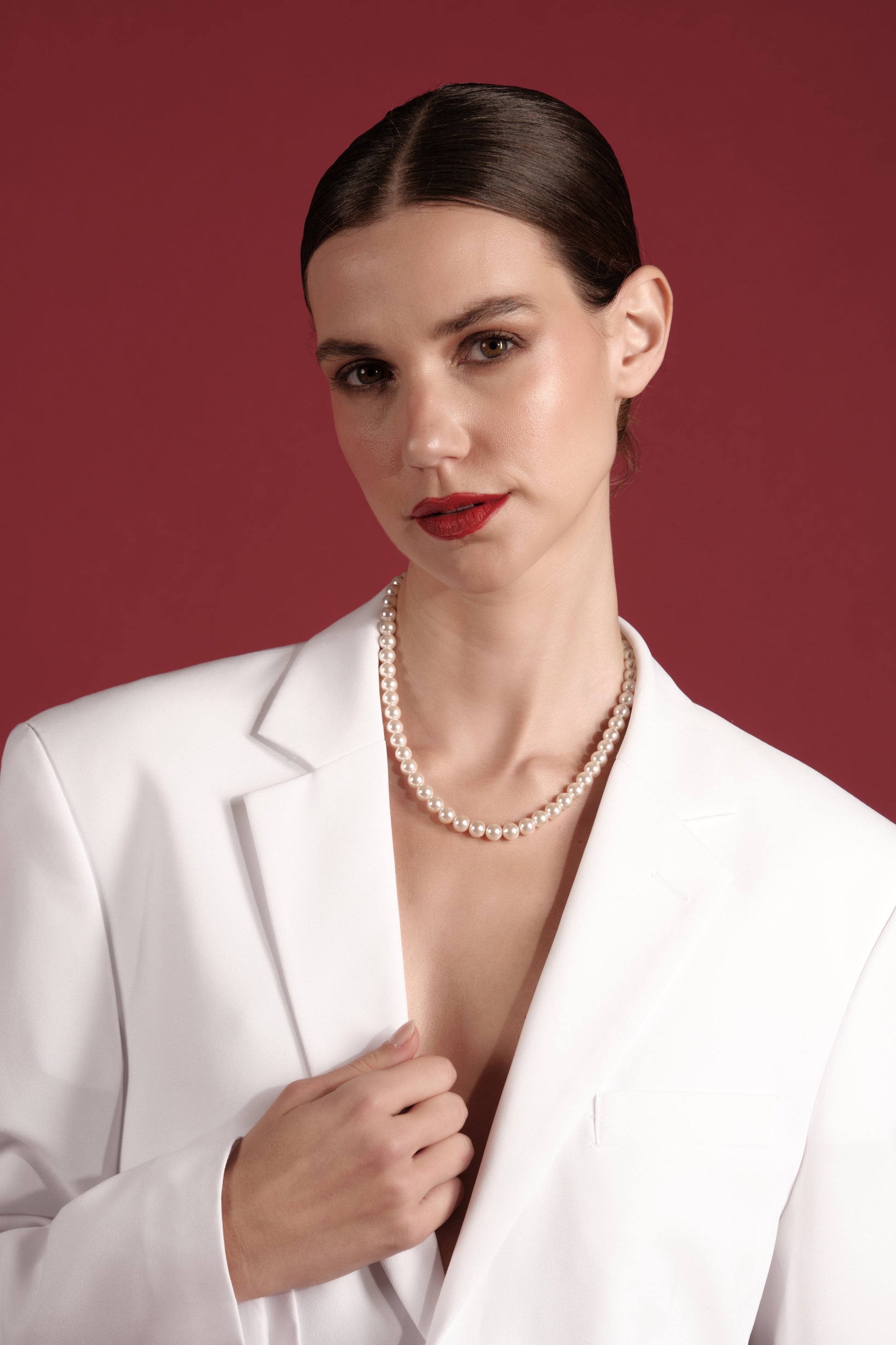 Model wearing La Perle Moderne 45cm faux pearl necklace with magnetic closure — romantic Valentine’s and wedding styling