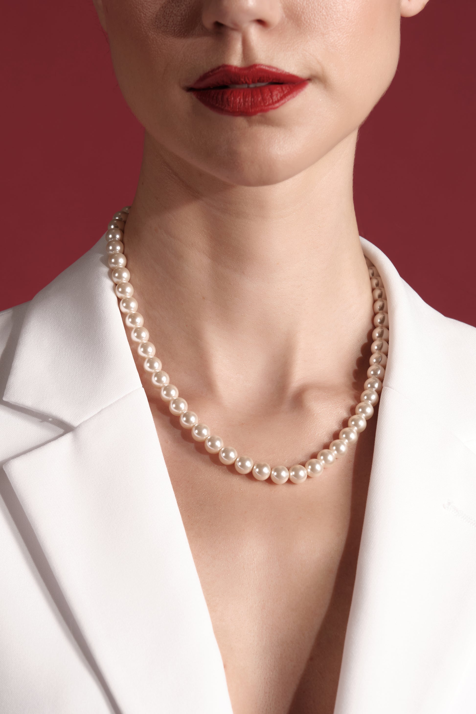 Close-up of La Perle Moderne 45cm imitation pearl necklace with 10mm pearls and magnetic ball closure — Belle Époque style